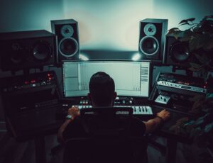 Precio de producir una cancion en un estudio de grabación en 2022